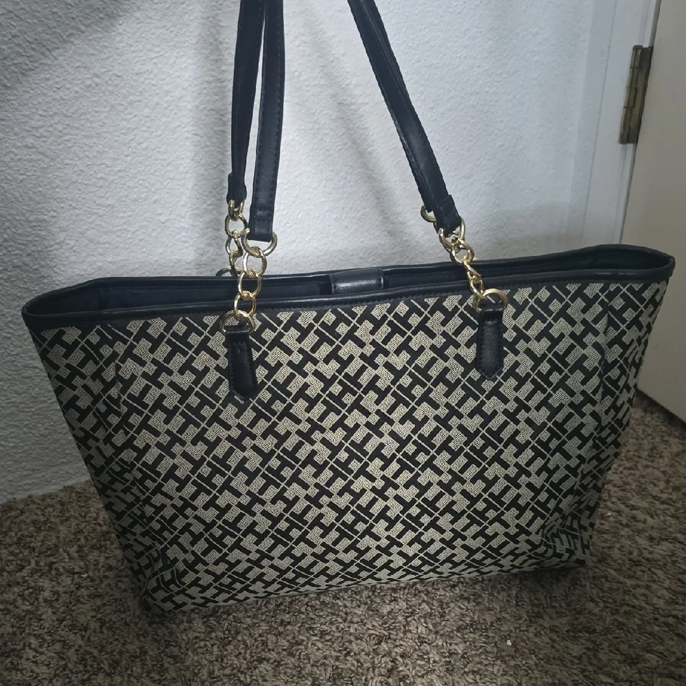 Tommy Hilfiger TH Patterned Black & Tan W/ Gold Hardware Large Tote (EUC)✨️🖤✨